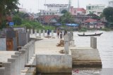 Sejumlah anak bermain di Siring Kelayan Luar Banjarmasin, Kalimantan Selatan, Jumat (12/7/2019).Pembangunan Siring Sungai Martapura terus dilakukan pemerintah guna menarik wisatawan datang ke Kota Banjarmasin.Foto Antaranews Kalsel/Bayu Pratama S.