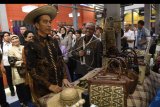 Presiden Joko Widodo (tengah) meninjau Pameran Karya Kreatif Indonesia di JCC Senayan, Jakarta, Jumat (12/07/2019). Pameran bertema Mendorong Pertumbuhan Melalui UMKM Go Export dan Go Digital tersebut menampilkan UMKM unggulan binaan Bank Indonesia. ANTARA FOTO/Puspa Perwitasari/nym.