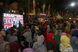 Warga mengantre makanan disejumlah stand makanan saat Pesta Rakyat dan Festival Kuliner bertajuk 