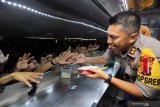 Kapolres Lamongan AKBP Feby DP Hutagalung melayani warga yang mengantre makanan saat Pesta Rakyat dan Festival Kuliner bertajuk 