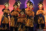 Sejumlah penari menampilkan tari 'Maheswara Swatantra Anjuk Ladang' pada Gelar Seni Budaya Daerah dari Kabupaten Nganjuk di Taman Budaya Jawa Timur, Surabaya, Jawa Timur, Jumat (12/7/2019) malam. Gelar Seni Budaya Daerah yang mengusung tema 'Nganjuk Nyawiji Memayu Hayune Nagari' itu menampilkan sejumlah karya seni tari, kerajinan serta kuliner khas Kabupaten Nganjuk. Antara Jatim/Didik Suhartono/ZK