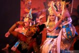 Sejumlah penari menampilkan tari 'Hastungkara' pada Gelar Seni Budaya Daerah dari Kabupaten Nganjuk di Taman Budaya Jawa Timur, Surabaya, Jawa Timur, Jumat (12/7/2019) malam. Gelar Seni Budaya Daerah yang mengusung tema 'Nganjuk Nyawiji Memayu Hayune Nagari' itu menampilkan sejumlah karya seni tari, kerajinan serta kuliner khas Kabupaten Nganjuk. Antara Jatim/Didik Suhartono/ZK