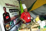 Chef Dodik Prakoso asal Indonesia memperlihatkan menu kuliner khas Yogyakarta yang dijualnya di stand Sarawak Asia Kitchen pada perhelatan Rainforest World Music Festival 2019 di Sarawak, Malaysia, Sabtu (13/7/2019). Chef Dodik Prakoso menyatakan selama empat tahun terakhir Ia telah menyajikan menu kuliner khas Yogyakarta seperti Gudeg Yogya komplit dan Bakpia untuk dinikmati para wisatawan mancanegara yang datang ke perhelatan RWMF 2019. ANTARA FOTO/Jessica Helena WuysangANTARA FOTO/JESSICA HELENA WUYSANG (ANTARA FOTO/JESSICA HELENA WUYSANG)