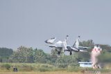 Pilot tempur menerbangkan pesawat tempur Sukhoi milik TNI AU saat mengikuti latihan gabungan Mission Oriented Training (MOT) di atas kawasan Lanud Iswahjudi, Magetan, Jawa Timur, Jumat (12/7/2019). Latihan gabungan MOT yang melibatkan 51 pesawat tempur dari 10 Skadron Udara di seluruh Indonesia tersebut untuk meningkatkan kemampuan individu, kerjasama, ketelitian, kecermatan dan keakuratan dari semua unsur pesawat termasuk radar. Antara Jatim/Siswowidodo/zk.