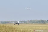 Dua unit pesawat tempur Sukhoi milik TNI AU mengikuti latihan gabungan Mission Oriented Training (MOT) di atas kawasan Lanud Iswahjudi, Magetan, Jawa Timur, Jumat (12/7/2019). Latihan gabungan MOT yang melibatkan 51 pesawat tempur dari 10 Skadron Udara di seluruh Indonesia tersebut untuk meningkatkan kemampuan individu, kerjasama, ketelitian, kecermatan dan keakuratan dari semua unsur pesawat termasuk radar. Antara Jatim/Siswowidodo/zk.