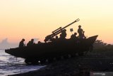 Pasukan TNI AL Korps Marinir melakukan pendaratan di Pantai Banongan, Situbondo, Jawa Timur, Sabtu (13/7/2019). Pada Latihan puncak Armada Jaya XXXVII, Pasukan TNI AL melakukan pendaratan menggunakan Tank Amfibi, dengan membawa unsur pasukan dan peralatan tempur. Antara Jatim/Budi Candra Setya/zk