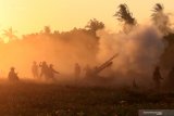 Pasukan TNI AL Korps Marinir melakukan penembakan menggunakan howitzer di Pantai Banongan, Situbondo, Jawa Timur, Sabtu (13/7/2019).  Pada puncak Latihan Armada Jaya XXXVII tersebut, Pasukan TNI AL Korps Marinir melakukan penembakan dari pantai Banongan ke sasaran tank musuh yang berjarak 17 kilometer. Antara Jatim/Budi Candra Setya/zk