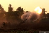 Pasukan TNI AL Korps Marinir melakukan penembakan menggunakan howitzer di Pantai Banongan, Situbondo, Jawa Timur, Sabtu (13/7/2019).  Pada puncak Latihan Armada Jaya XXXVII tersebut, Pasukan TNI AL Korps Marinir melakukan penembakan dari pantai Banongan ke sasaran tank musuh yang berjarak 17 kilometer. Antara Jatim/Budi Candra Setya/zk