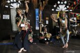 Sejumlah penari dari Spirit of The Hornbill asal Kalimantan Tengah beratraksi saat interactive session Rainforest World Music Festival (RWMF) 2019 di Kampung Budaya, Sarawak, Malaysia, Jumat (12/7/2019). Spirit of the Hornbill yang merupakan akademi tari tradisional Dayak dari Palangka Raya, Kalteng tersebut terpilih untuk tampil selama tiga hari dalam pagelaran RWMF ke-22 yang melibatkan 29 kelompok musik dan tari internasional. ANTARA FOTO/Jessica Helena WuysangANTARA FOTO/JESSICA HELENA WUYSANG (ANTARA FOTO/JESSICA HELENA WUYSANG)