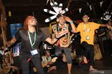 Seorang penari dari Spirit of The Hornbill asal Kalimantan Tengah beratraksi bersama dua wisatawan saat interactive session Rainforest World Music Festival (RWMF) 2019 di Kampung Budaya, Sarawak, Malaysia, Jumat (12/7/2019). Spirit of the Hornbill yang merupakan akademi tari tradisional Dayak dari Palangka Raya, Kalteng tersebut terpilih untuk tampil selama tiga hari dalam pagelaran RWMF ke-22 yang melibatkan 29 kelompok musik dan tari internasional. ANTARA FOTO/Jessica Helena WuysangANTARA FOTO/JESSICA HELENA WUYSANG (ANTARA FOTO/JESSICA HELENA WUYSANG)