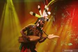 Seorang anggota Spirit of The Hornbill asal Palangka Raya, Kalimantan Tengah memainkan sape saat tampil di Jungle Stage Rainforest World Music Festival 2019 di Kampung Budaya, Sarawak, Malaysia, Jumat (13/7/2019) malam. Dalam pertunjukan RWMF 2019 yang digelar Sarawak Tourism Board tersebut Spirit of The Hornbill menampilkan pertunjukan tari musikal bertajuk nasionalisme terhadap Indonesia. ANTARA FOTO/Jessica Helena WuysangANTARA FOTO/JESSICA HELENA WUYSANG (ANTARA FOTO/JESSICA HELENA WUYSANG)