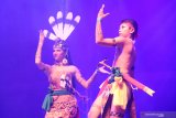  Dua anggota Spirit of The Hornbill asal Palangka Raya, Kalimantan Tengah menari saat tampil di Jungle Stage Rainforest World Music Festival 2019 di Kampung Budaya, Sarawak, Malaysia, Jumat (13/7/2019) malam. Dalam pertunjukan RWMF 2019 yang digelar Sarawak Tourism Board tersebut Spirit of The Hornbill menampilkan pertunjukan tari musikal bertajuk nasionalisme terhadap Indonesia. ANTARA FOTO/Jessica Helena WuysangANTARA FOTO/JESSICA HELENA WUYSANG (ANTARA FOTO/JESSICA HELENA WUYSANG)