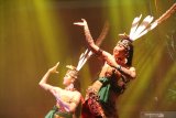 Dua anggota Spirit of The Hornbill asal Palangka Raya, Kalimantan Tengah menari saat tampil di Jungle Stage Rainforest World Music Festival 2019 di Kampung Budaya, Sarawak, Malaysia, Jumat (13/7/2019) malam. Dalam pertunjukan RWMF 2019 yang digelar Sarawak Tourism Board tersebut Spirit of The Hornbill menampilkan pertunjukan tari musikal bertajuk nasionalisme terhadap Indonesia. ANTARA FOTO/Jessica Helena WuysangANTARA FOTO/JESSICA HELENA WUYSANG (ANTARA FOTO/JESSICA HELENA WUYSANG)