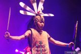  Seorang anggota Spirit of The Hornbill asal Palangka Raya, Kalimantan Tengah menari saat tampil di Jungle Stage Rainforest World Music Festival 2019 di Kampung Budaya, Sarawak, Malaysia, Jumat (13/7/2019) malam. Dalam pertunjukan RWMF 2019 yang digelar Sarawak Tourism Board tersebut Spirit of The Hornbill menampilkan pertunjukan tari musikal bertajuk nasionalisme terhadap Indonesia. ANTARA FOTO/Jessica Helena WuysangANTARA FOTO/JESSICA HELENA WUYSANG (ANTARA FOTO/JESSICA HELENA WUYSANG)