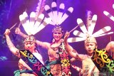  Tiga anggota Spirit of The Hornbill asal Palangka Raya, Kalimantan Tengah menari saat tampil di Jungle Stage Rainforest World Music Festival 2019 di Kampung Budaya, Sarawak, Malaysia, Jumat (13/7/2019) malam. Dalam pertunjukan RWMF 2019 yang digelar Sarawak Tourism Board tersebut Spirit of The Hornbill menampilkan pertunjukan tari musikal bertajuk nasionalisme terhadap Indonesia. ANTARA FOTO/Jessica Helena WuysangANTARA FOTO/JESSICA HELENA WUYSANG (ANTARA FOTO/JESSICA HELENA WUYSANG)