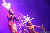  Sejumlah anggota Spirit of The Hornbill asal Palangka Raya, Kalimantan Tengah tampil di Jungle Stage Rainforest World Music Festival 2019 di Kampung Budaya, Sarawak, Malaysia, Jumat (13/7/2019) malam. Dalam pertunjukan RWMF 2019 yang digelar Sarawak Tourism Board tersebut Spirit of The Hornbill menampilkan pertunjukan tari musikal bertajuk nasionalisme terhadap Indonesia. ANTARA FOTO/Jessica Helena WuysangANTARA FOTO/JESSICA HELENA WUYSANG (ANTARA FOTO/JESSICA HELENA WUYSANG)