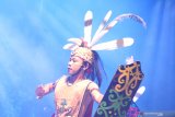 Spirit of The Hornbill di Rainforest World Music Festival 2019Seorang anggota Spirit of The Hornbill asal Palangka Raya, Kalimantan Tengah menari saat tampil di Jungle Stage Rainforest World Music Festival 2019 di Kampung Budaya, Sarawak, Malaysia, Jumat (13/7/2019) malam. Dalam pertunjukan RWMF 2019 yang digelar Sarawak Tourism Board tersebut Spirit of The Hornbill menampilkan pertunjukan tari musikal bertajuk nasionalisme terhadap Indonesia. ANTARA FOTO/Jessica Helena WuysangANTARA FOTO/JESSICA HELENA WUYSANG (ANTARA FOTO/JESSICA HELENA WUYSANG)