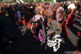 Sejumlah penari barong menari pada pertunjukan bertajuk 'Tari Seribu Barong' di area Simpang Lima Gumul, Kediri, Jawa Timur, Sabtu (13/7/2019). Tari kolosal yang diikuti sedikitnya tiga ribu orang penari barong dari sejumlah daerah se-Indonesia tersebut menjadi puncak acara Pekan Budaya dan Pariwisata Kediri. Antara Jatim/Prasetia Fauzani/zk