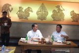 Jokowi dan Prabowo makan sate bersama di Senayan