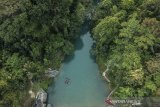 Foto udara wisatawan menikmati permainan body rafting menyusuri Sungai Citumang di Desa Bojong, Kabupaten Pangandaran, Jawa Barat, Sabtu (13/7/2019). Datangnya musim kemarau membawa berkah bagi pengelola wisata alam Citumang karena sepanjang aliran sungai tersebut menjadi jernih dan kunjungan wisatawan meningkat. ANTARA JABAR/Adeng Bustomi/agr
