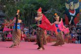 Seniman dari The Art and Culture of Indonesia (ARCINDA), Colorado, Amerika Serikat, menampilkan Sendratari Ramayana pada pagelaran Pesta Kesenian Bali ke-41 di Taman Budaya Bali, Denpasar, Bali, Sabtu (13/7/2019). Seniman asal Indonesia yang tinggal di Amerika Serikat itu tampil berkolaborasi dengan seniman Jawa dan Bali dengan menyajikan gamelan dan tari klasik pada festival tahunan bidang seni budaya di Bali tersebut. ANTARA FOTO/Nyoman Hendra Wibowo/nym