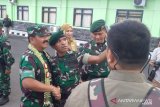 Panglima TNI Marsekal TNI Hadi Tjahjanto tiba di Batalyon Infanteri Raider 509/ Balawara Yudha di Kabupaten Jember, Jawa Timur, Jumat (12/7) sore. Panglima TNI melakukan pemeriksaan kesiapan prajurit yang akan berangkat dalam operasi Satgas Pamtas RI - Papua New Guinea. Antara Jatim/Zumrotun Solichah/zk.