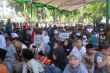 Anak-anak yatim antre mendapatkan santunan dari Pemerintah Kota Kediri yang dibagikan di Balai Kota Kediri, Jawa Timur, Minggu (14/7). Ada 1.600 anak yatim dari seluruh kecamatan yang mendapatkan santunan yang diberikan bersamaan dengan rangkain Hari Jadi Ke-1140 Kota Kediri. Selain itu, juga dibagikan 46 unit sepeda untuk anak-anak dari 46 kelurahan. Satu kelurahan ada satu anak penerima. Antara Jatim/Asmaul Chusna/zk.