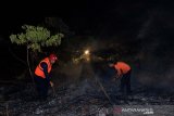 Petugas pemadam kebakaran berupaya memadamkan api yang membakar lahan gambut di Kawasan Desa Kuta Padang, Kecamatan Bubon, Aceh Barat, Sabtu (13/7/2019). Kebakaran hutan dan lahan (Karhutla) yang terjadi di lima kecamatan di Kabupaten setempat terus meluas akibat terkendala minimnya sumber air dan akses jalan menuju lokasi kebakaran. (Antara Aceh/Syifa Yulinnas)