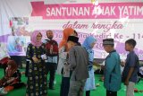 Anak-anak yatim antre mendapatkan santunan dari Pemerintah Kota Kediri yang dibagikan di Balai Kota Kediri, Jawa Timur, Minggu (14/7). Ada 1.600 anak yatim dari seluruh kecamatan yang mendapatkan santunan yang diberikan bersamaan dengan rangkain Hari Jadi Ke-1140 Kota Kediri. Selain itu, juga dibagikan 46 unit sepeda untuk anak-anak dari 46 kelurahan. Satu kelurahan ada satu anak penerima. Antara Jatim/Asmaul Chusna/zk.