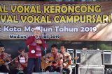 Peserta mengikuti Festival Vokal Keroncong di Kota Madiun, Jawa Timur, Sabtu (13/7/2019). Festival Vokal Keroncong dalam rangka memeriahkan har jadi ke-101 Kota Madiun tersebut diikuti 40 peserta. Antara Jatim/Siswowidodo/zk.