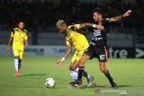 Pesepak bola Barito Putera Rafael Feital Da Silva (kiri) berduel dengan pesepak bola Bali United Stefano Janjte Lilipaly (kanan) saat pertandingan Sepak Bola Liga 1 2019 di Stadion Demang Lehman Martapura, Kalimantan Selatan, Minggu (14/7/2019).Pertandingan tersebut dimenangkan oleh Barito Putera dengan skor 1-0.Foto Antaranews Kalsel/Bayu Pratama S.