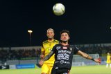 Pesepak bola Barito Putera Rafael Feital Da Silva (kiri) berduel dengan pesepak bola Bali United Stefano Janjte Lilipaly (kanan) saat pertandingan Sepak Bola Liga 1 2019 di Stadion Demang Lehman Martapura, Kalimantan Selatan, Minggu (14/7/2019).Pertandingan tersebut dimenangkan oleh Barito Putera dengan skor 1-0.Foto Antaranews Kalsel/Bayu Pratama S.