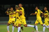 Pesepak bola Barito Putera Rafael Feital Da Silva (tengah) bersama rekannya melakukan selebrasi usai mencetak gol ke gawang Bali United saat pertandingan Sepak Bola Liga 1 2019 di Stadion Demang Lehman Martapura, Kalimantan Selatan, Minggu (14/7/2019).Pertandingan tersebut dimenangkan oleh Barito Putera dengan skor 1-0.Foto Antaranews Kalsel/Bayu Pratama S.