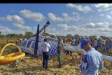 Sejumlah petugas berada di dekat pesawat helikopter B206L4 PKCDV milik PT. Carpediem Air rute Labuan Bajo-Lombok yang jatuh di luar pagar Bandara Internasional Lombok di�Desa Kawo, Kecamatan Pujut, Praya, Lombok Tengah, NTB, Minggu (14/7/2019). ANTARA FOTO/Basarnas NTB/nym.