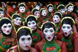 Penari berpose sebelum tampil pada pegelaran Bojonegoro Thengul International Folklore 2019 di Bojonegoro, Jawa Timur, Minggu (14/7/2019). Pegelaran yang bertujuan memperkenalkan Tari Thengul sebagai ikon budaya Bojonegoro tersebut menampilkan sedikitnya 2.019 penari Thengul dan memecahkan rekor MURI Tari Thengul kolosal 2.019 penari. ANTARA FOTO/Zabur Karuru/nym