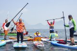 Gubernur Jawa Barat Ridwan Kamil (tengah) bersama Direktur Utama BPJS Ketenagakerjaan Agus Susanto (kedua kiri) mencoba olahraga air kayak dan 