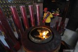 Pekerja menata lilin di Vihara Avalokitesvara, Pamekasan, Jawa Timur, Minggu (14/7/2019). Menjelang peringatan Dewi Kwan Im mencapai kesempurnaan tanggal 20 Juli yang akan datang tempat peribadatan umat Budha tersebut mulai dilakukan berbagai persiapan. Antara Jatim/Saiful Bahri/zk.