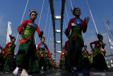 Penari Thengul tampil di atas Jembatan Sosrodilogo pada  pegelaran Bojonegoro Thengul International Folklore 2019 di Bojonegoro, Jawa Timur, Minggu (14/7/2019). Pegelaran yang bertujuan memperkenalkan  Tari Thengul sebagai ikon budaya Bojonegoro tersebut menampilkan sedikitnya 2.019 penari Thengul dan memecahkan rekor MURI Tari Thengul kolosal 2.019 penari. Antara Jatim/Zabur Karuru