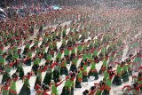  Penari Thengul tampil  pada  pegelaran Bojonegoro Thengul International Folklore 2019 di Bojonegoro, Jawa Timur, Minggu (14/7/2019). Pegelaran yang bertujuan memperkenalkan  Tari Thengul sebagai ikon budaya Bojonegoro tersebut menampilkan sedikitnya 2.019 penari Thengul dan memecahkan rekor MURI Tari Thengul kolosal 2.019 penari. Antara Jatim/Zabur Karuru