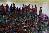 Penari bersiap-siap sebelum tampil pada  pegelaran Bojonegoro Thengul International Folklore 2019 di Bojonegoro, Jawa Timur, Minggu (14/7/2019). Pegelaran yang bertujuan memperkenalkan  Tari Thengul sebagai ikon budaya Bojonegoro tersebut menampilkan sedikitnya 2.019 penari Thengul dan memecahkan rekor MURI Tari Thengul kolosal 2.019 penari. Antara Jatim/Zabur Karuru