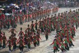 Penari Thengul tampil pada  pegelaran Bojonegoro Thengul International Folklore 2019 di Bojonegoro, Jawa Timur, Minggu (14/7/2019). Pegelaran yang bertujuan memperkenalkan  Tari Thengul sebagai ikon budaya Bojonegoro tersebut menampilkan sedikitnya 2.019 penari Thengul dan memecahkan rekor MURI Tari Thengul kolosal 2.019 penari. Antara Jatim/Zabur Karuru