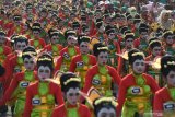 Penari Thengul tampil pada  pegelaran Bojonegoro Thengul International Folklore 2019 di Bojonegoro, Jawa Timur, Minggu (14/7/2019). Pegelaran yang bertujuan memperkenalkan  Tari Thengul sebagai ikon budaya Bojonegoro tersebut menampilkan sedikitnya 2.019 penari Thengul dan memecahkan rekor MURI Tari Thengul kolosal 2.019 penari. Antara Jatim/Zabur Karuru