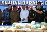 Kepala Badan Narkotika Nasional (BNN) Komjen Pol Heru Winarko (tiga kiri) dan Wali Kota Banda Aceh Aminullah Usman (dua kiri) menyaksikan petugas melakukan pengecekan dan uji zat adiktif dan psikotropika pada narkoba jenis ganja, sabu dan ekstesi sebelum dimusnahkan di Banda Aceh, Aceh, Senin (15/7/2019). BNN memusnahkan 339 kilogram ganja, 52 kilogram sabu dan 22.766 butir pil ekstesi dari hasil dua kasus yang diungkap selama Mei 2019 di Provinsi Jawa Barat dan Riau. (Antara Aceh/Irwansyah Putra)