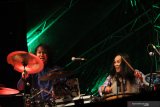  Dua personil grup musik Darmas dari Malaysia tampil dalam pagelaran Rainforest World Music Festival (RWMF) 2019 di Kampung Budaya, Sarawak, Malaysia, Sabtu (13/7/2019) malam. Dalam RWMF yang digelar Sarawak Tourism Board tersebut Darmas membawakan sejumlah karya musik memukau berirama Melayu tradisional yang dipadukan dengan Joget, Zapin dan Canggung khas Malaysia. ANTARA FOTO/Jessica Helena WuysangANTARA FOTO/JESSICA HELENA WUYSANG (ANTARA FOTO/JESSICA HELENA WUYSANG)