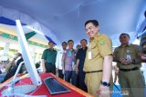 Walikota Banjarmasin Ibnu Sina meresmikan dan membuka Banjarmasin Plaza Smart City di Lantai tiga Menara Pandang Banjarmasin, Kalimantan Selatan, Senin (15/7/2019).Pemerintah Kota Banjarmasin meresmikan Banjarmasin Plaza Smart City yang bertujuan sebagai sarana penunjang dan media pendukung dalam menjalankan kegiatan dan pelayanan terhadap masyarakat.Foto Antaranews Kalsel/Bayu Pratama S.