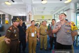 Walikota Banjarmasin Ibnu Sina (tiga kiri) meninjau Banjarmasin Plaza Smart City di Lantai tiga Menara Pandang Banjarmasin, Kalimantan Selatan, Senin (15/7/2019).Pemerintah Kota Banjarmasin meresmikan Banjarmasin Plaza Smart City yang bertujuan sebagai sarana penunjang dan media pendukung dalam menjalankan kegiatan dan pelayanan terhadap masyarakat.Foto Antaranews Kalsel/Bayu Pratama S.