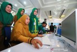 Istri Walikota Banjarmasin Siti Wasilah (kanan) menggunakan komputer yang berada di Banjarmasin Plaza Smart City di Lantai tiga Menara Pandang Banjarmasin, Kalimantan Selatan, Senin (15/7/2019).Pemerintah Kota Banjarmasin meresmikan Banjarmasin Plaza Smart City yang bertujuan sebagai sarana penunjang dan media pendukung dalam menjalankan kegiatan dan pelayanan terhadap masyarakat.Foto Antaranews Kalsel/Bayu Pratama S.