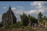 Sejumlah warga mengusung gunungan hasil pertanian saat Kirab Gunungan Candi Sojiwan di Kebondalem Kidul, Prambanan, Klaten, Jawa Tengah, Senin (15/7/2019). Selain membawa gunungan hasil pertanian, kirab tersebut juga menampilkan potensi kesenian lokal sebagai upaya untuk meningkatkan daya tarik wisata di Candi Sojiwan. ANTARA FOTO/Aloysius Jarot Nugroho/nym.