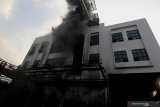 Petugas memadamkan api yang membakar bangunan di komplek pergudangan Mutiara Jalan Tambak Langon, Surabaya, Jawa Timur, Senin (15/7/2019). Sekitar 17 unit kendaraan pemadam kebakaran serta dua unit Bronto Sky Lift dikerahkan untuk memadamkan kebakaran bangunan 'Cold Storage' berlantai tiga dengan lebar sekitar 30 meter dan panjang sekitar 54 meter yang sedang dalam proses penyelesaian pembangunan itu. Antara Jatim/Didik Suhartono/ZK
