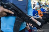 Sejumlah tersangka pengedar narkotika jenis ganja dan sabu dihadirkan saat gelar barang bukti sitaan narkotika di Gedung Sate, Bandung, Jawa Barat, Senin (15/7/2019). Dalam rangka peringatan Hari Anti Narkotika Internasional, BNNP Jabar dan Polda Jawa Barat memusnahkan narkotika jenis ganja seberat 240 kg dan sabu seberat 3,5 kg dari hasil pengungkapan kasus bulan April - Juli 2019. ANTARA JABAR/M Agung Rajasa/agr